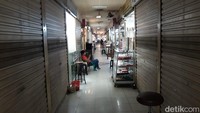 Naik ke lantai satu, terlihat sebagian besar toko masih menjual aksesoris dan batu permata. Namun suasana di lantai ini menjadi lebih sepi pengunjung. Toko-toko yang tutup juga terlihat semakin banyak di lantai ini.