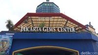Berdasarkan pengamatan detikcom di lokasi, Kamis (12/10/2023), pasar ini terletak Jl. Bekasi Barat, Jakarta Timur. Lokasinya tepat di seberang pintu masuk Stasiun Jatinegara. Di depan gedung pasar berdiri patung tiga cincin berwarna emas lengkap dengan batu akik berbagai warna yang menjadi simbol pasar. Setelahnya terdapat tulisan Rawa Bening dan Jakarta Gems Center di pintu masuk utama gedung.