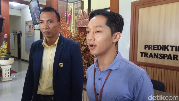 JDA (kanan) didampingi kuasa hukumnya I Kadek Agus Mulyawan seusai menjalani pemeriksaan sebagai tersangka kasus pelecehan seksual di Polres Tabanan, Kamis (12/10/2023). (chairul amri simabur/detikBali)