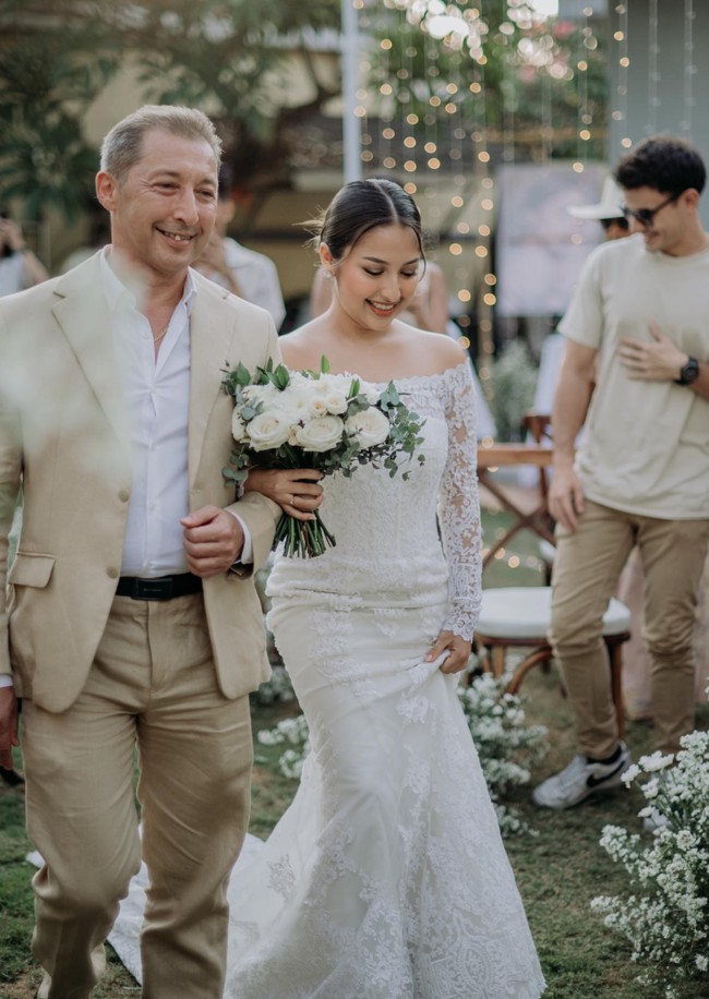 Terlihat ayah Jennifer, Richardo Benito yang turut hadir mengantar sang putri. Tampak keduanya begitu bahagia di momen tersebut. Foto: Instagram/@jennifercoppennreal20