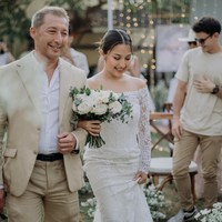 Terlihat ayah Jennifer, Richardo Benito yang turut hadir mengantar sang putri. Tampak keduanya begitu bahagia di momen tersebut. Foto: Instagram/@jennifercoppennreal20