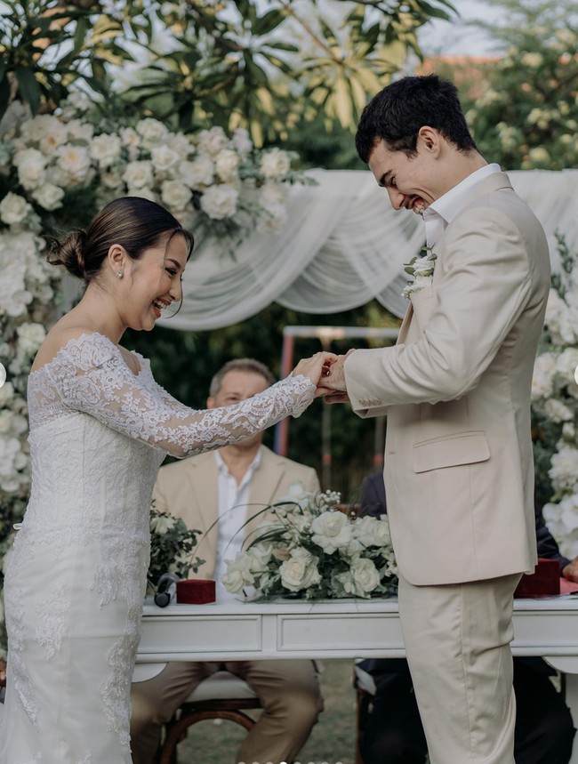 Kini setelah melahirkan anak pertamanya pada 28 Agustus 2023, Jennifer dan Dali Wassink akhirnya menikah. Acaranya digelar secara sederhana dan hanya mengundang kerabat dekat. Foto: Instagram/@jennifercoppennreal20