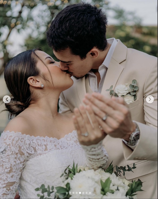 Sudah sah menjadi pasangan suami-istri, keduanya pun memamerkan cincin nikah yang melingkar di jari manis mereka sambil ciuman. Foto: Instagram/@jennifercoppennreal20