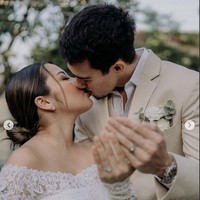 Sudah sah menjadi pasangan suami-istri, keduanya pun memamerkan cincin nikah yang melingkar di jari manis mereka sambil ciuman. Foto: Instagram/@jennifercoppennreal20