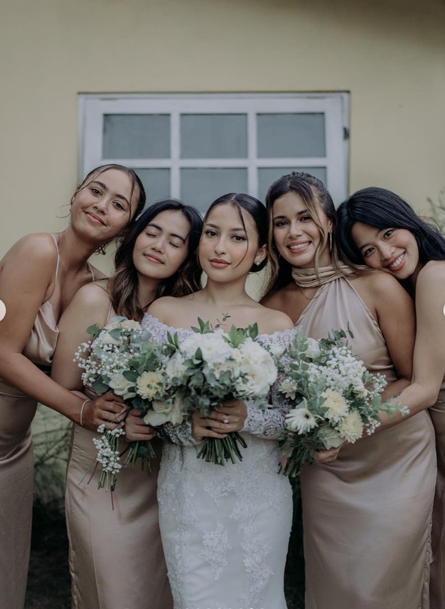 Tak lupa Jennifer juga berpose bersama para bridesmaidnya. Berjumlah 4 orang, para bridesmaidnya itu kompak mengenakan gaun berwarna coklat muda. Foto: Instagram/@jennifercoppennreal20