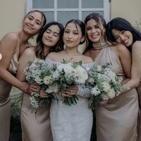 Tak lupa Jennifer juga berpose bersama para bridesmaidnya. Berjumlah 4 orang, para bridesmaidnya itu kompak mengenakan gaun berwarna coklat muda. Foto: Instagram/@jennifercoppennreal20