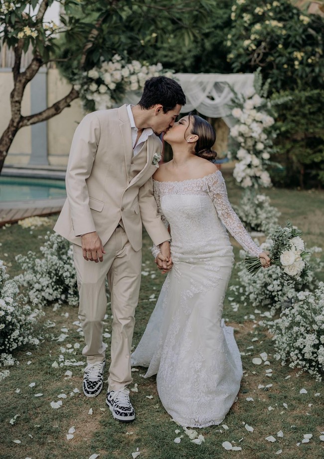 Wanita yang kini berusia 22 tahun itu terlihat begitu bahagia usai resmi menjadi nyonya Wassink. Keduanya pun memamerkan pose romantis mereka. Foto: Instagram/@jennifercoppennreal20