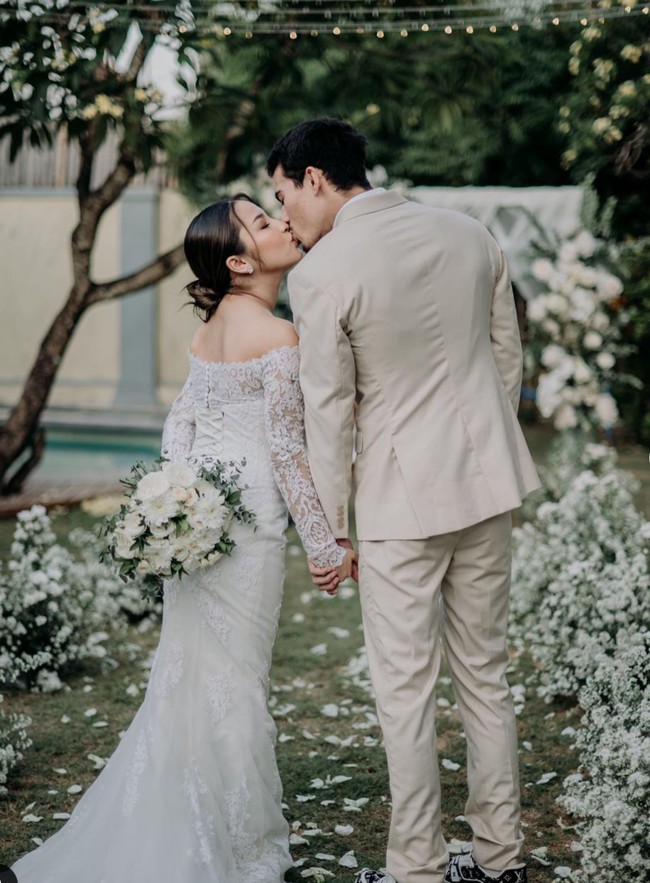 Tepat pada 10 Oktober 2023 Jennifer Coppen dan Dali Wassink akhirnya menikah. Pernikahan tersebut digelar secara sederhana dengan bertabur bunga berwarna putih. Foto: Instagram/@jennifercoppennreal20