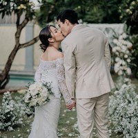 Tepat pada 10 Oktober 2023 Jennifer Coppen dan Dali Wassink akhirnya menikah. Pernikahan tersebut digelar secara sederhana dengan bertabur bunga berwarna putih. Foto: Instagram/@jennifercoppennreal20