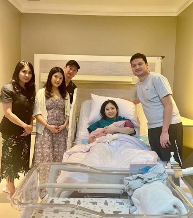 Saudara-saudari Jessica pun tak mau melewatkan momen bahagia ini. Terlihat Valencia Tanoe dan Kevin Sanjaya yang tengah menanti kehadiran anak pertama datang menjenguk. (Foto: Instagram/@liliana_tanoesoedibjo)