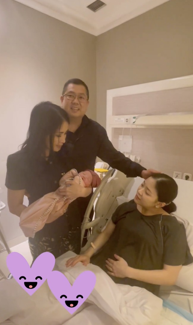 Tak hanya sang bayi, perhatian juga tertuju pada sosok Hary. Video tersebut sempat memperlihatkan gestur rasa sayang Hary kepada putrinya yang baru melalui proses persalinan. “Salfok sama pak harry tanu yg membelai kepala putrinya (mba jesika) so sweet,” komentar netizen. (Foto: Instagram/@liliana_tanoesoedibjo)