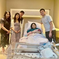 Saudara-saudari Jessica pun tak mau melewatkan momen bahagia ini. Terlihat Valencia Tanoe dan Kevin Sanjaya yang tengah menanti kehadiran anak pertama datang menjenguk. (Foto: Instagram/@liliana_tanoesoedibjo)