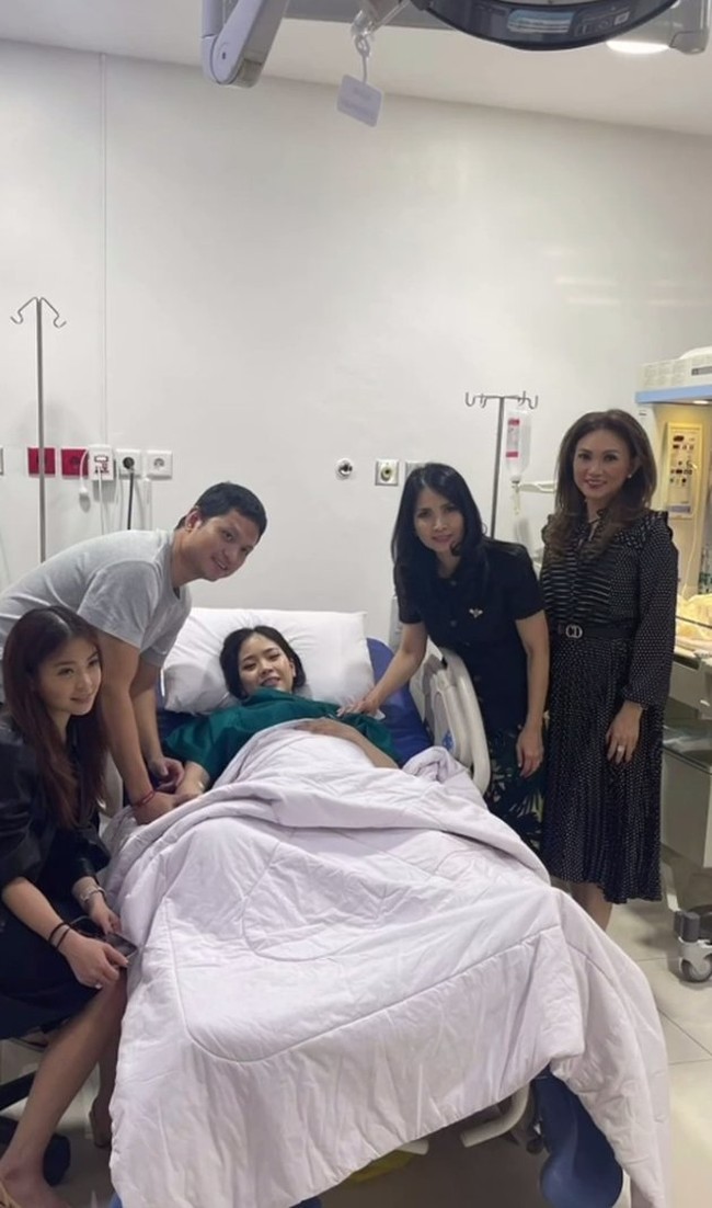 Selain bayi yang sehat, kondisi sang ibu semakin membaik. Apalagi ada orang-orang tersayang yang mengelilinginya. (Foto: Instagram/@liliana_tanoesoedibjo)