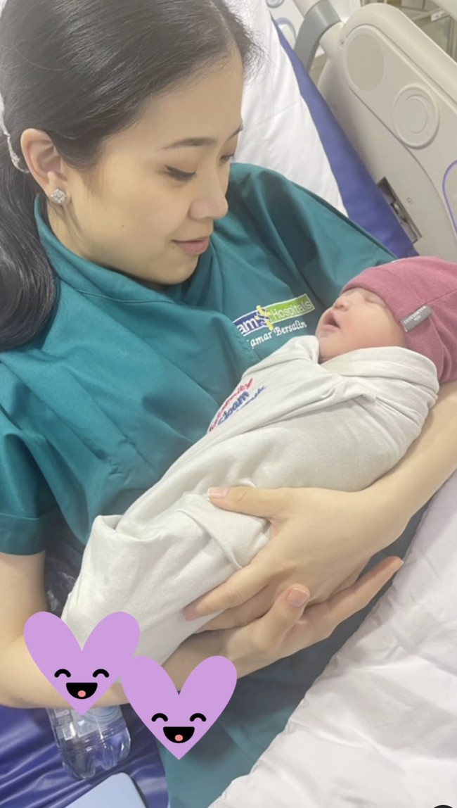 Jessica Tanoe dan suaminya, Jonathan Natakusuma, menyambut kehadiran seorang putri yang sekaligus anak pertama mereka. Bayi perempuan yang lahir pada 11 Oktober 2023 itu mereka namai Julie Eden Sariaatmadja. (Foto: Instagram/@liliana_tanoesoedibjo)
