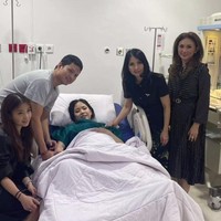 Selain bayi yang sehat, kondisi sang ibu semakin membaik. Apalagi ada orang-orang tersayang yang mengelilinginya. (Foto: Instagram/@liliana_tanoesoedibjo)