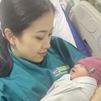 Jessica Tanoe dan suaminya, Jonathan Natakusuma, menyambut kehadiran seorang putri yang sekaligus anak pertama mereka. Bayi perempuan yang lahir pada 11 Oktober 2023 itu mereka namai Julie Eden Sariaatmadja. (Foto: Instagram/@liliana_tanoesoedibjo)