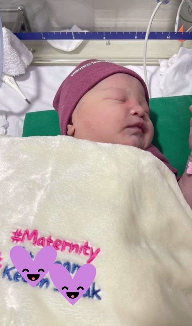 Lewat unggahan tersebut, Liliana juga mengumumkan bahwa putri Jessica dan Jonathan lahir dengan berat 3,35 kg. Julie menjadi cucu ketiga bagi Hary dan Liliana. (Foto: Instagram/@liliana_tanoesoedibjo)