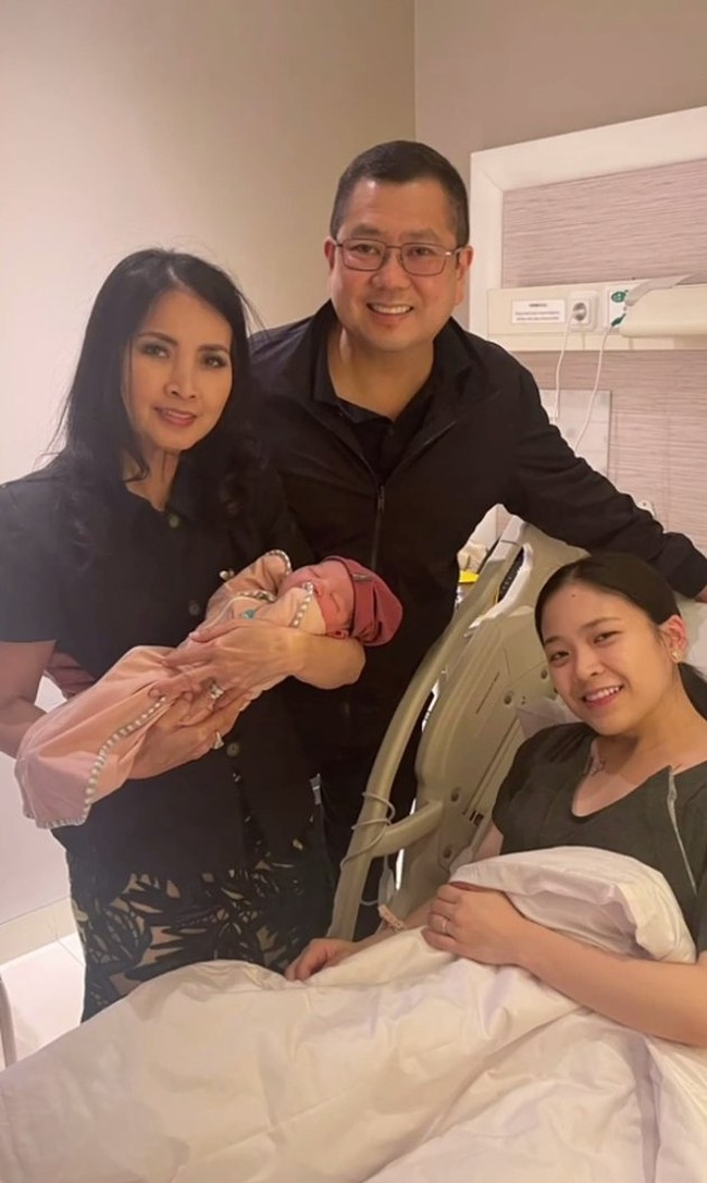 Kehadiran bayi mungil itu tentu juga membawa sukacita bagi orangtua Jessica, yakni Hary dan Liliana Tanoesoedibjo. Begitu bahagianya, Liliana mengunggah video di Instagram yang secara khusus yang mengabadikan momen-momen tersebut. (Foto: Instagram/@liliana_tanoesoedibjo)