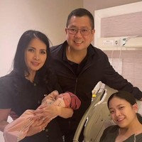 Kehadiran bayi mungil itu tentu juga membawa sukacita bagi orangtua Jessica, yakni Hary dan Liliana Tanoesoedibjo. Begitu bahagianya, Liliana mengunggah video di Instagram yang secara khusus yang mengabadikan momen-momen tersebut. (Foto: Instagram/@liliana_tanoesoedibjo)