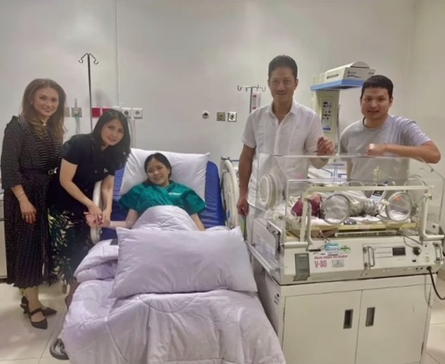 Orangtua Jonathan, Fofo dan Susy Sariaatmadja turut merayakan kehadiran si kecil. (Foto: Instagram/@liliana_tanoesoedibjo)
