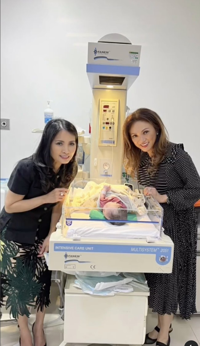 Begitu pula dengan orangtua Jonathan. Liliana Tanoesoedibjo dan Susy Sariaatmadja sempat foto bersama dengan cucu mereka. (Foto: Instagram/@liliana_tanoesoedibjo)