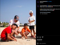 Joan Mir Nyantai Bareng Bocah Main Gundu di Pantai Mandalika, Sebut Indonesia Surga