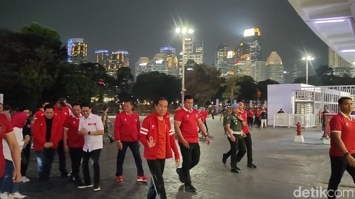 Jokowi dan Iriana tiba di GBK menonton laga Timnas Indonesia vs Timnas Brunei Darussalam pada babak pertama Kualifikasi Piala Dunia 2026.