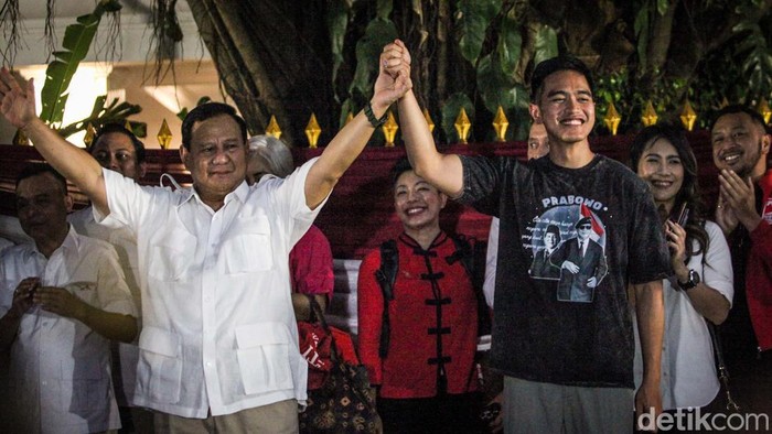 Kaesang Pangarep memakai kaus bergambar Prabowo usai bertemu Ketum Gerindra tersebut di Jakarta. Namun Kaesang merahasiakan siapa capres yang didukung PSI.