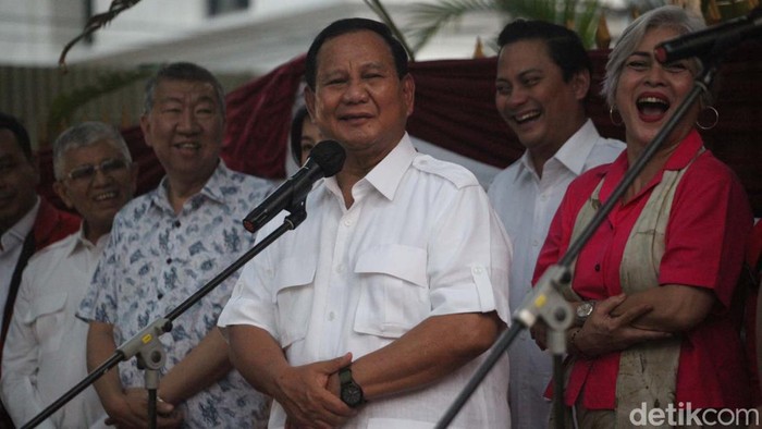 Kaesang Pangarep memakai kaus bergambar Prabowo usai bertemu Ketum Gerindra tersebut di Jakarta. Namun Kaesang merahasiakan siapa capres yang didukung PSI.
