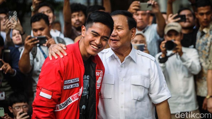 Ketum PSI Kaesang Pangarep bertemu Ketum Gerindra yang juga bacapres Prabowo Subianto di Jl Kertanegara, Jakarta. Kaesang disambut iringan marching band.