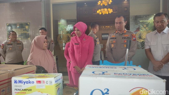Kapolres Malang AKBP Putu Kholis Aryana bersama Ketua Bhayangkari Ny Ujik Putu Kholis menyerahkan bantuan UMKM dan modal bagi keluarga korban Kanjuruhan