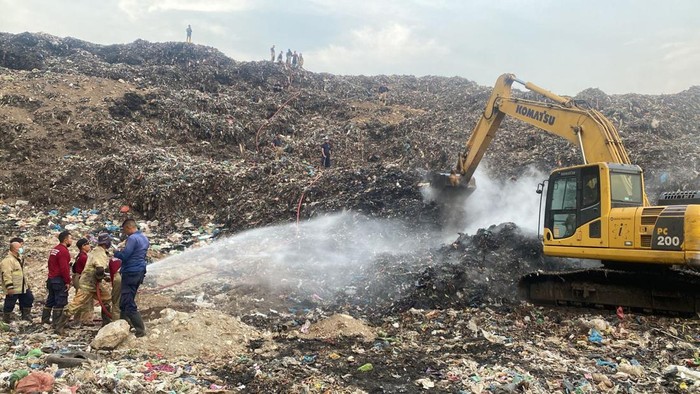 Kebakaran di zona pasif TPA Jatibarang, Kamis (12/10/2023).