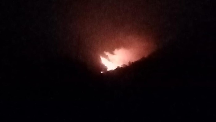 Titik api di lereng Gunung Ungaran malam ini, Kamis (12/10/2023).