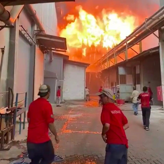 Kebakaran pabrik tisu PT Sun Paper Source Mojokerto Kebakaran pabrik tisu PT Sun Paper Source Mojokerto