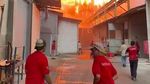 Penampakan Kebakaran Hebat Pabrik Tisu PT Sun Paper Source Mojokerto