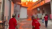 Terlihat api membakar sebuah bangunan pabrik. Hingga berita ini ditulis, 3 bangunan dilaporkan ludes terbakar. Foto: Dok. Tagana