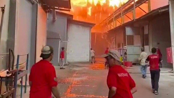 Kebakaran pabrik tisu PT Sun Paper Source Mojokerto
