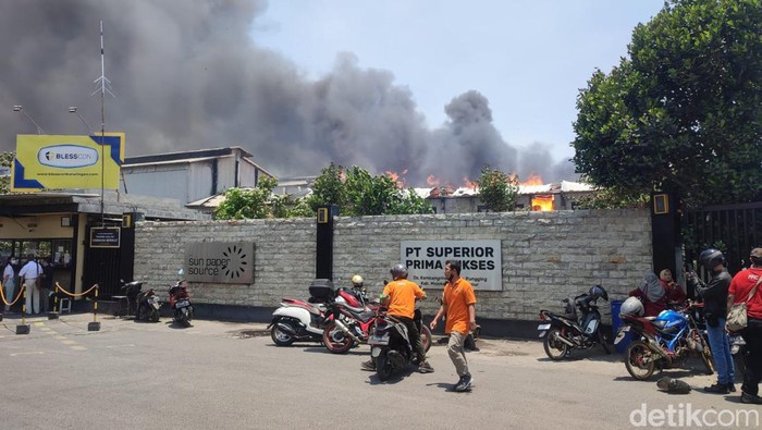 Kebakaran pabrik tisu PT Sun Paper Source Mojokerto
