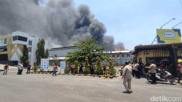Penampakan Kebakaran Hebat Pabrik Tisu PT Sun Paper Source Mojokerto