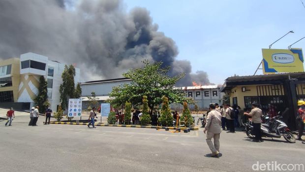 Kebakaran pabrik tisu PT Sun Paper Source Mojokerto