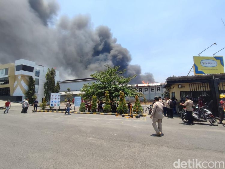 Penampakan Kebakaran Hebat Pabrik Tisu PT Sun Paper Source Mojokerto