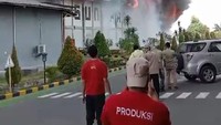Sejumlah karyawan yang berhasil menyelamatkan diri keluar dari bangunan yang terbakar. Berdasar informasi awal, kebakaran ini dipicu oleh korsleting forklif. Foto: Dok. Tagana