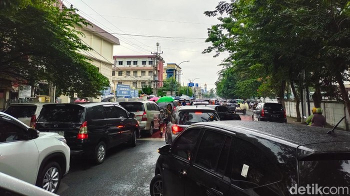 Kemacetan di Jalan Perintis depan Sekolah Methodis III. (Rindi Antika/detikSumut)