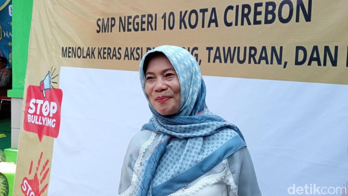 Kepala SMP Negeri 10 Kota Cirebon, Yeti Heriyati (Foto: Ony Syahroni)