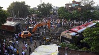 Ke-21 gerbong kereta North-East Express, dalam perjalanan ke negara bagian Assam dari New Delhi, tergelincir di dekat stasiun kereta Raghunathpur di distrik Buxar di negara bagian Bihar. Warga sekitar bergegas ke lokasi kejadian dan membantu penumpang keluar dari gerbong yang tergelincir.  