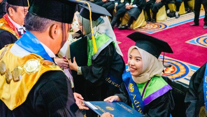 Khoirotul Ula, mahasiswa Unesa yang wisuda dengan kursi roda hingga rektor ambil langkah ini.