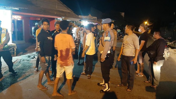 Komplotan pemuda ribut dengan petugas parkir dan salah satunya ditikam saat hendak menyewa PSK di tempat lokalisasi di Kota Denpasar, Bali. (Dok. Polresta Denpasar)