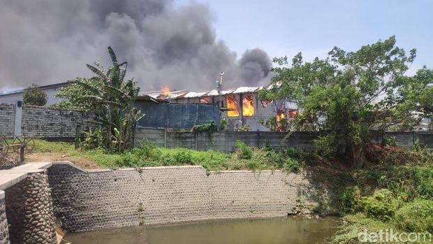 Kondisi kebakaran pabrik tisu di Mojokerto.