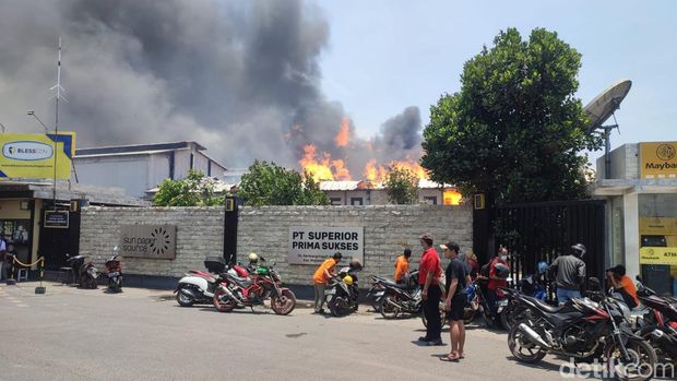 Kondisi kebakaran pabrik tisu di Mojokerto.