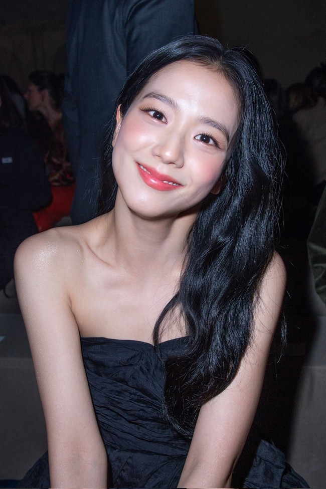 “Wow kenapa kulitnya bagus sekali,” “Wow… ini diambil dari jarak dekat tapi bagaimana bisa dia terlihat begitu cantik,” “Wow aku bahkan tidak melihat satu pori pun,” komentar netizen Korea yang terpana dengan penampilan Jisoo dari dekat. Foto: dok. Instagram @sooyaaa__diary